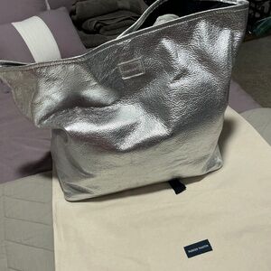 Parker Thatch XL Jane bag in silver. Excellent Condition. Beautiful!!